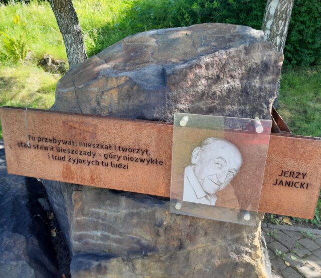 Głaz z tablicą pamiątkową poświęconą Jerzemu Janickiemu w Lutowiskach