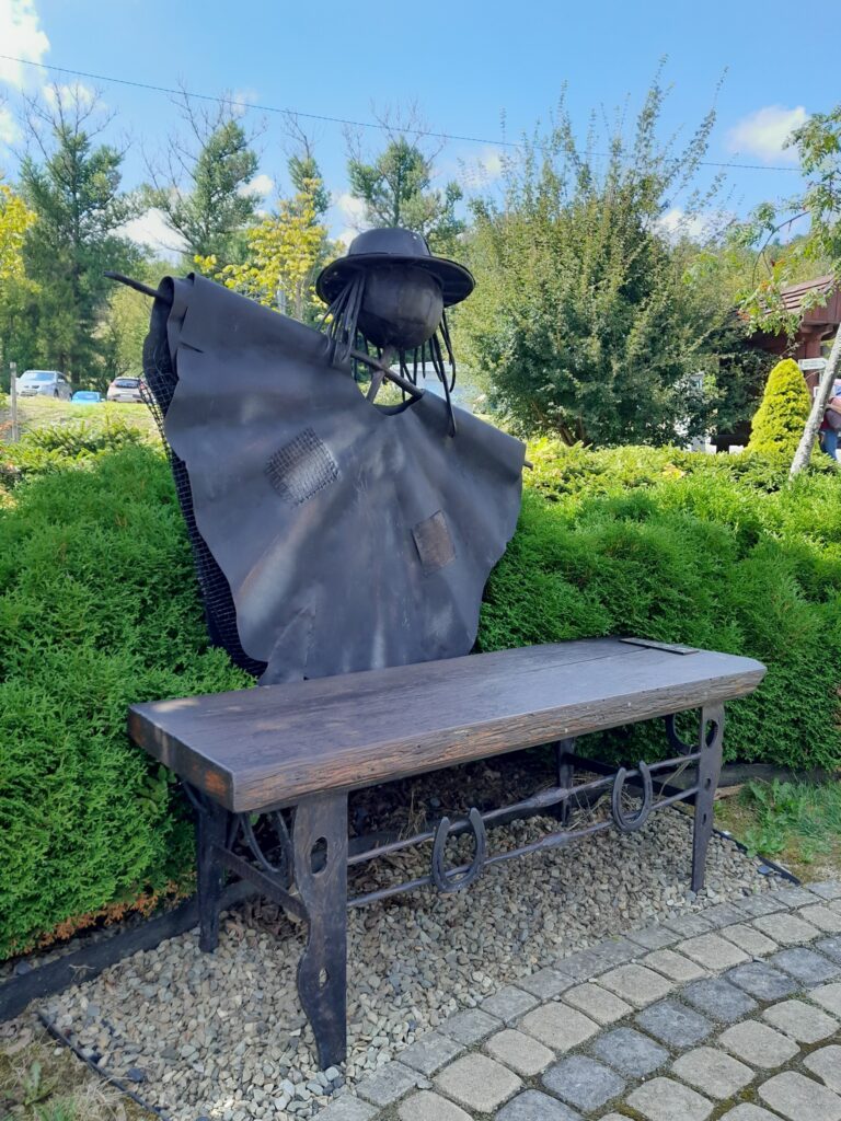 Ławeczka pamięci Jędrka Połoniny w Komańczy