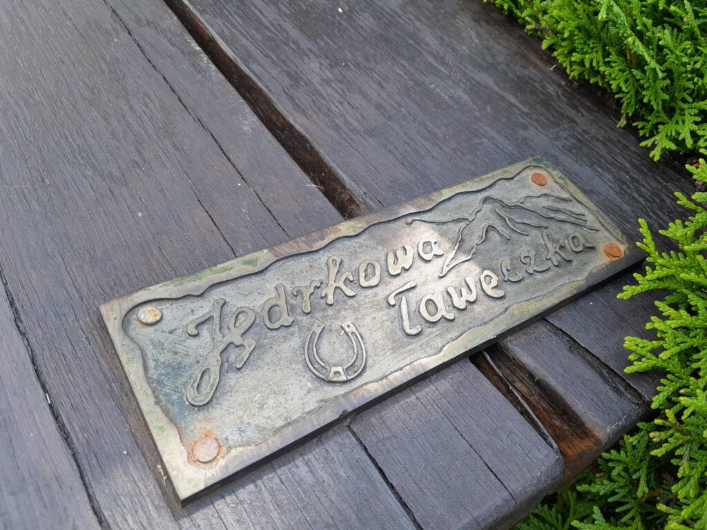Ławeczka pamięci Jędrka Połoniny w Komańczy