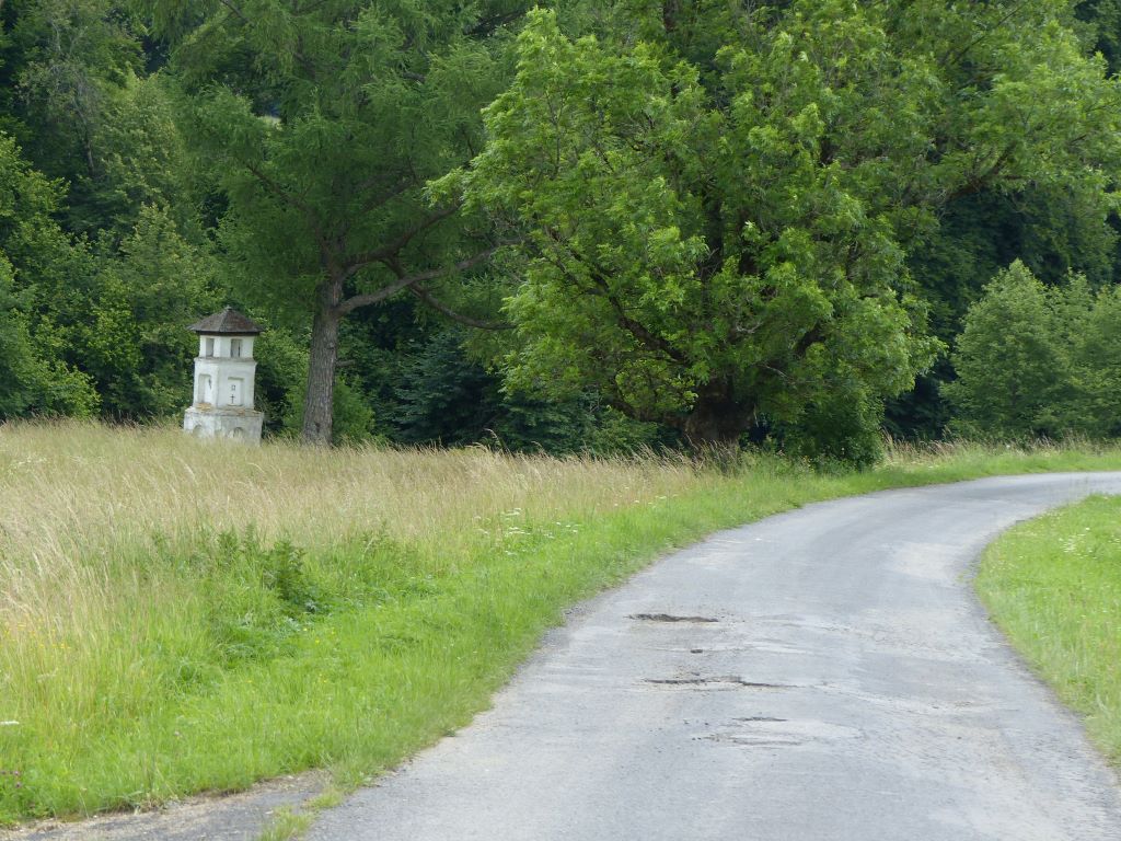 Kapliczka przy drodze w Trójcy