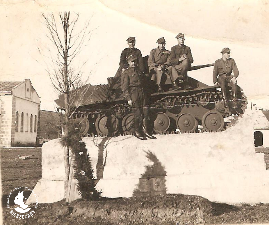 Milicjanci siedzący na czołgu pomniku. Baligród, 1946 rok.