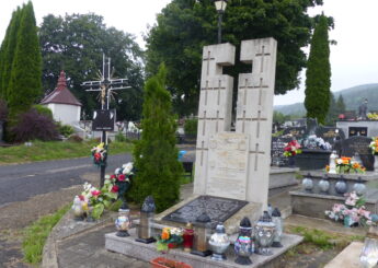 Zdjęcie przedstawia pomnik ofiar OUN-UPA stojący na cmentarzu w Ustrzykach Dolnych