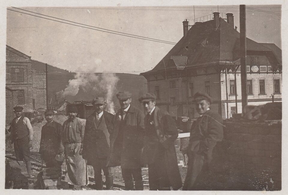 Pocztówka z grudnia 1923 – „Budowa nowego magazynu technicznego”.