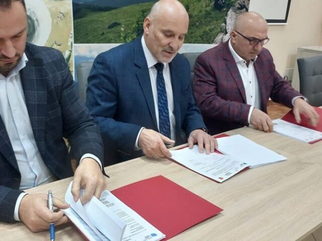 Fotorelacja z podpisania umowy (serwis powiatowy).