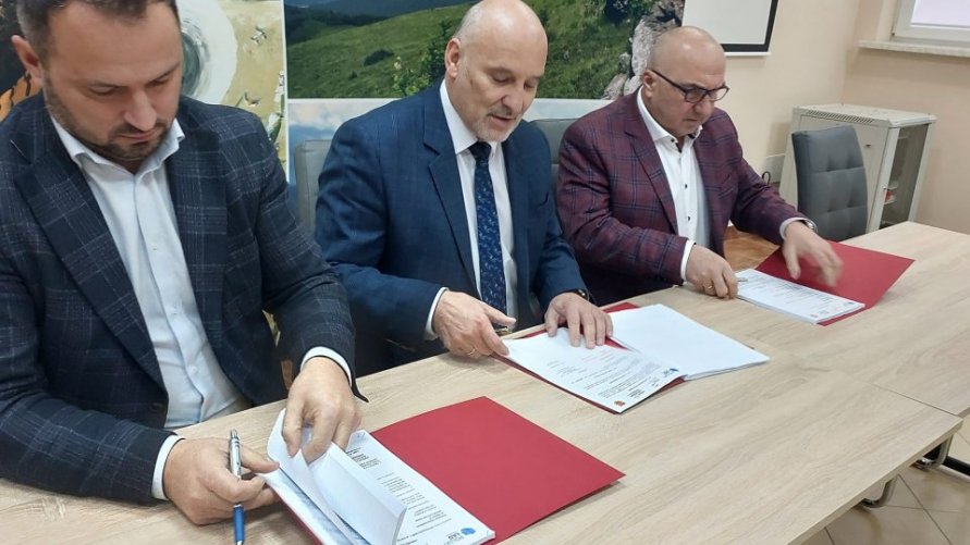 Fotorelacja z podpisania umowy (serwis powiatowy).